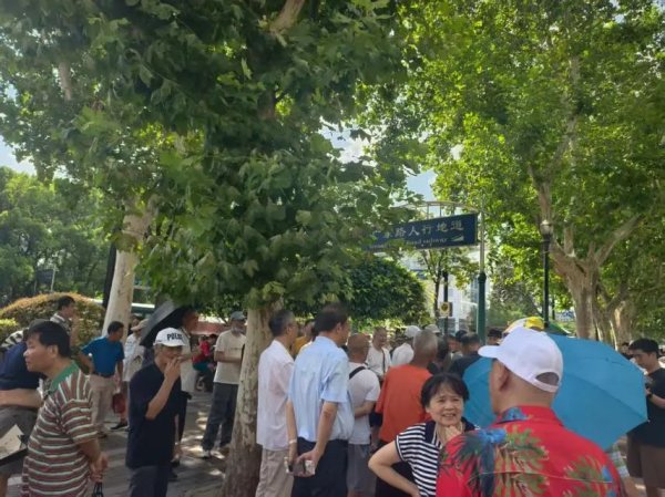 股市配资开户 人声鼎沸！“马路股市沙龙”又火了 有老股民全仓券商股！“等了10个月 终于大赚了！”