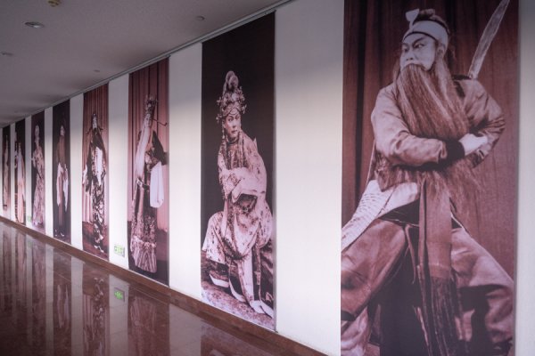 股市配资开户 京沪两地携手，200余件展品呈现周信芳麒派艺术风采